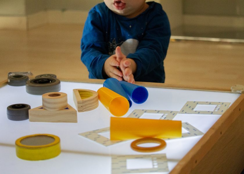 [foto mostra un bambino in un contesto scolastico]
